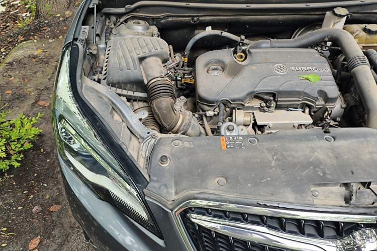 Used Buick Envision 2018 20T Two-Wheel-Drive Elite Model Engine Bay Right