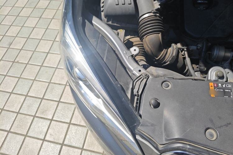 Used Buick Envision 2018 20T Two-Wheel Drive Luxury Model Engine Bay Right