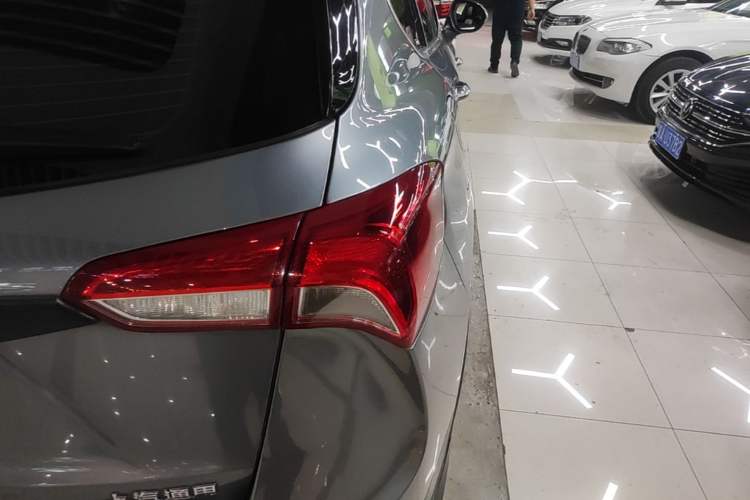 Used Buick Envision 2018 28T Four-Wheel Drive Luxury Model Exterior 3