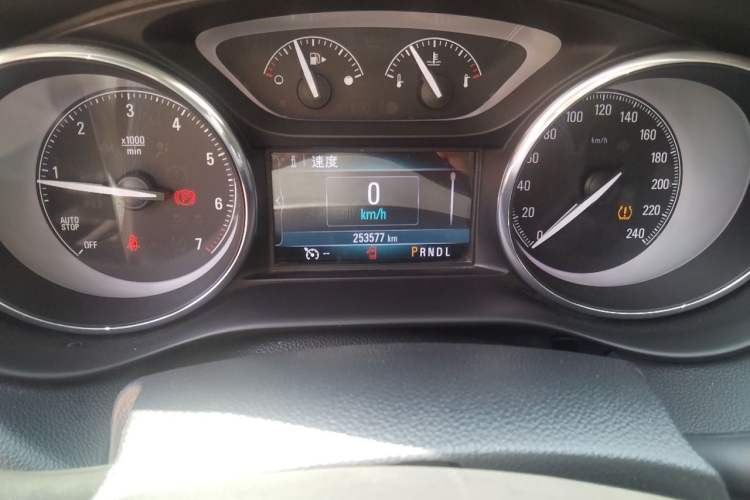 Used Buick Envision 2018 20T Two-Wheel-Drive Leading Model Odometer Close Up