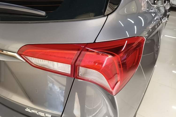 Used Buick Envision 2018 20T Two-Wheel Drive Luxury Model Right Rear Taillight