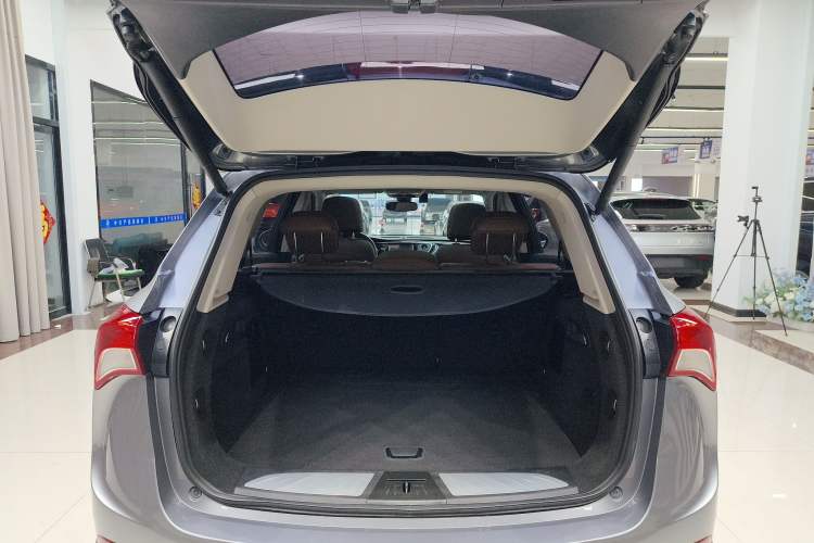 Used Buick Envision 2018 28T Four-Wheel Drive Luxury Model Trunk