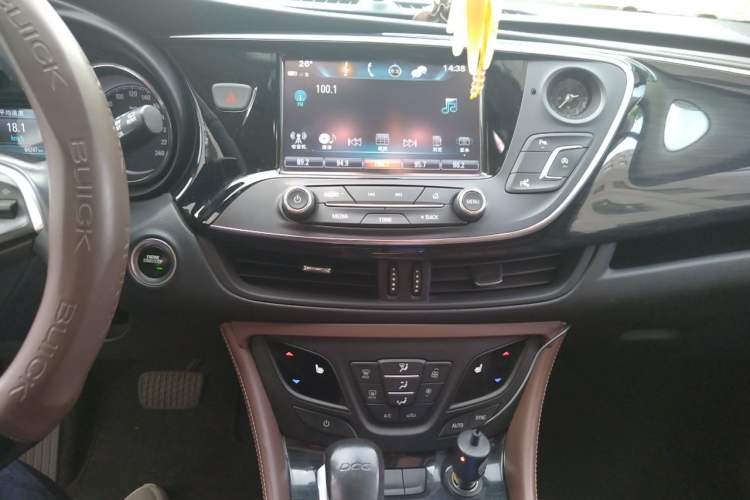 Used Buick Envision 2018 20T Two-Wheel Drive Luxury Model Audio And AC Panel