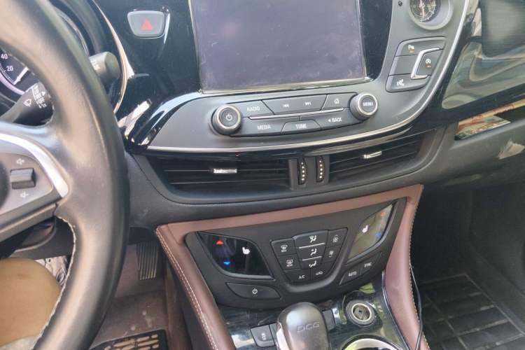 Used Buick Envision 2018 20T Two-Wheel Drive Luxury Model Audio And AC Panel