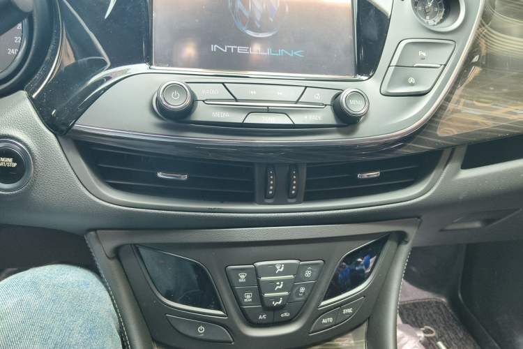 Used Buick Envision 2018 20T Two-Wheel-Drive Elite Model Audio And AC Panel