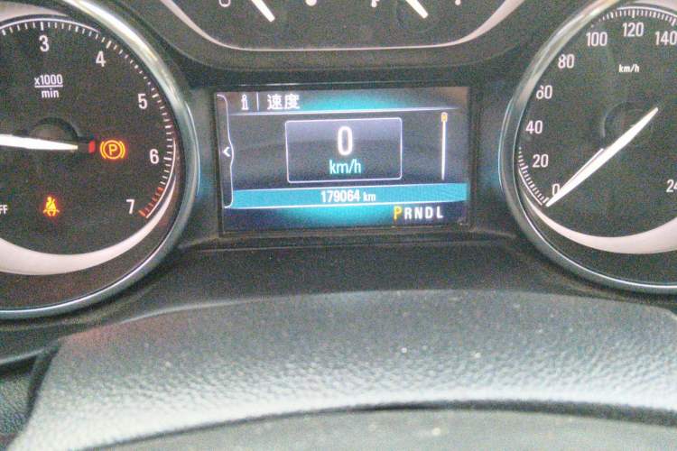 Used Buick Envision 2018 20T Two-Wheel-Drive Elite Model Odometer Close Up