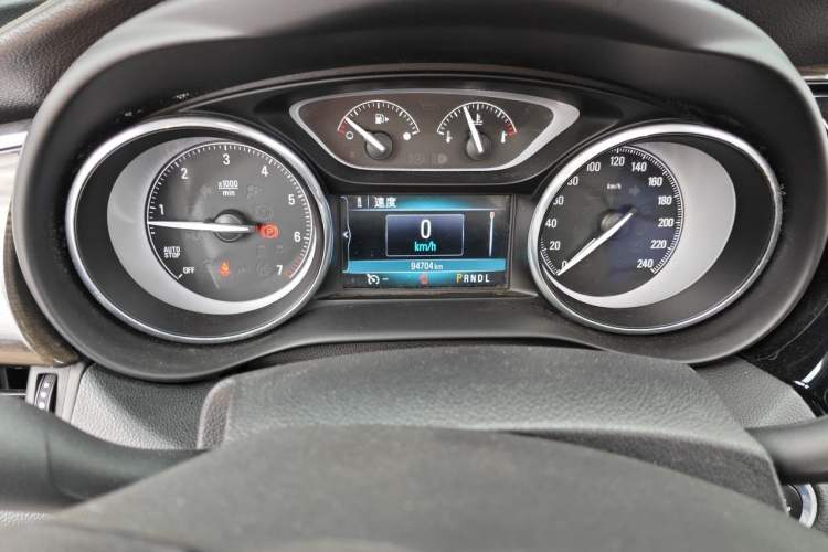 Used Buick Envision 2018 20T Two-Wheel-Drive Elite Model Odometer Close Up