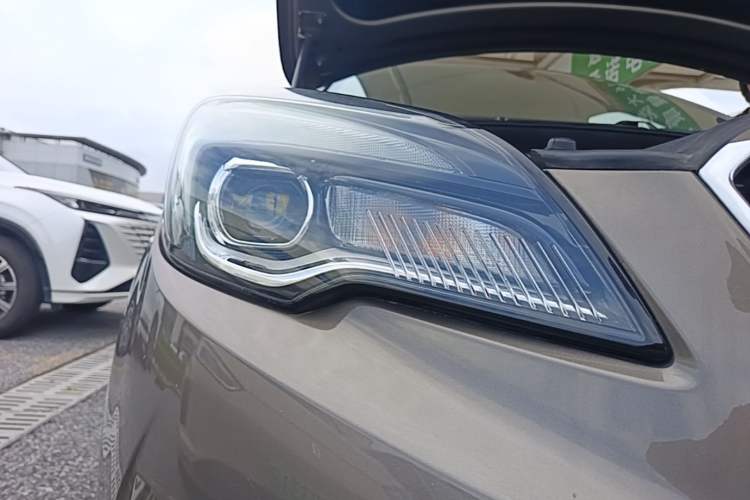Used Buick Envision 2018 28T Four-Wheel Drive Elite Version Right Front Headlight