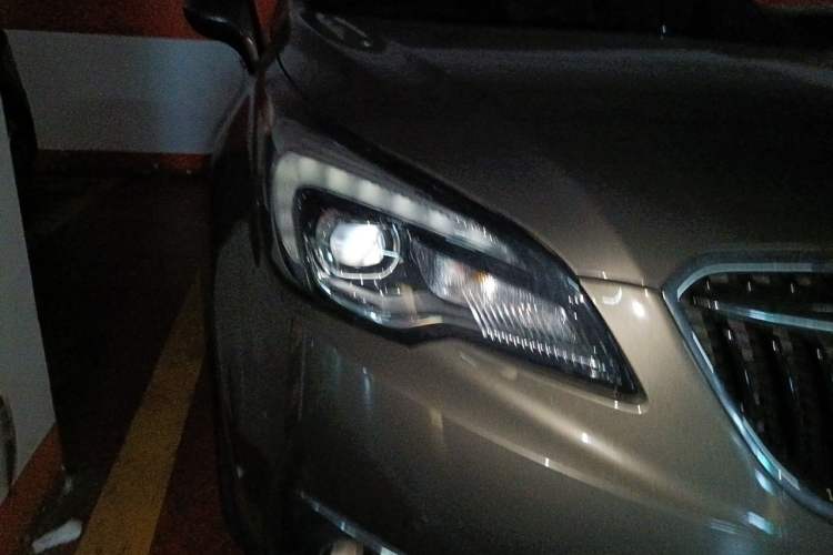 Used Buick Envision 2018 20T Two-Wheel Drive Luxury Model Right Front Headlight