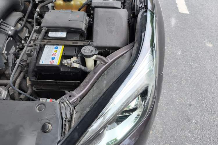 Used Buick Envision 2018 28T Four-Wheel Drive Luxury Model Engine Bay Left