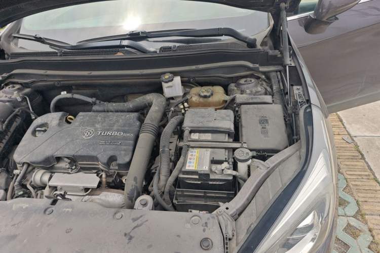 Used Buick Envision 2018 20T Two-Wheel Drive Luxury Model Engine Bay Left