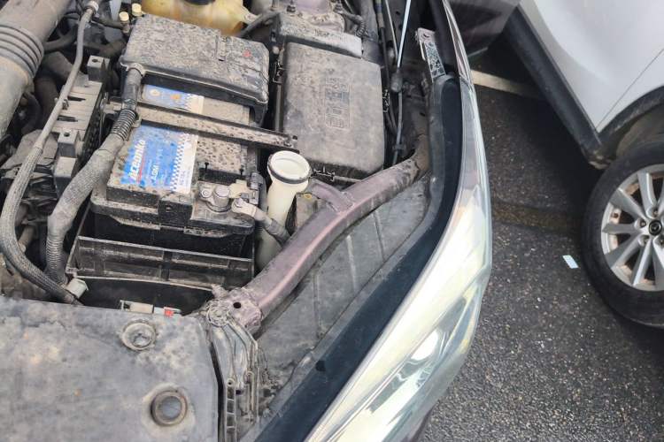 Used Buick Envision 2018 20T Two-Wheel Drive Luxury Model Engine Bay Left