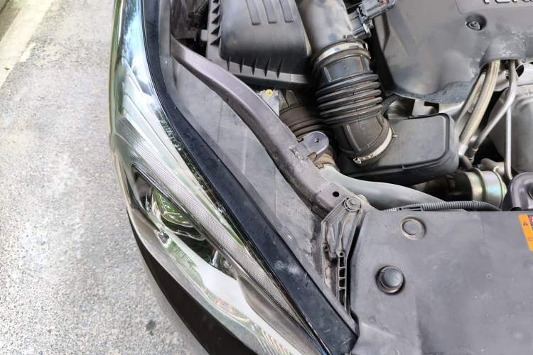Used Buick Envision 2018 28T Four-Wheel Drive Luxury Model Engine Bay Right
