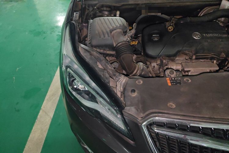 Used Buick Envision 2018 20T Two-Wheel-Drive Elite Model Engine Bay Right