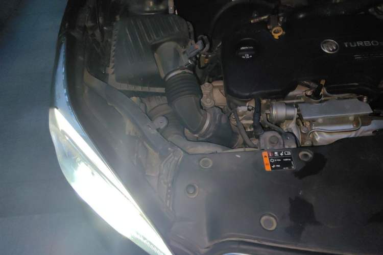 Used Buick Envision 2018 20T Two-Wheel-Drive Elite Model Engine Bay Right
