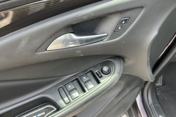 Used Buick Envision 2018 20T Two-Wheel-Drive Elite Model Interior 9