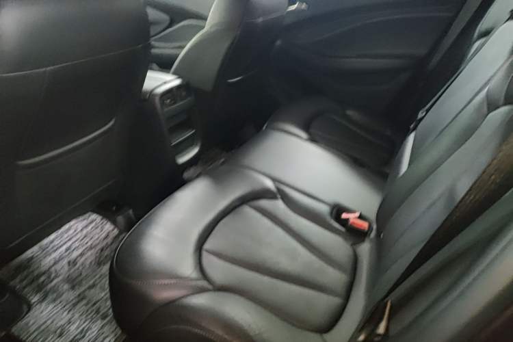 Used Buick Envision 2018 20T Two-Wheel-Drive Elite Model Left Rear Seat