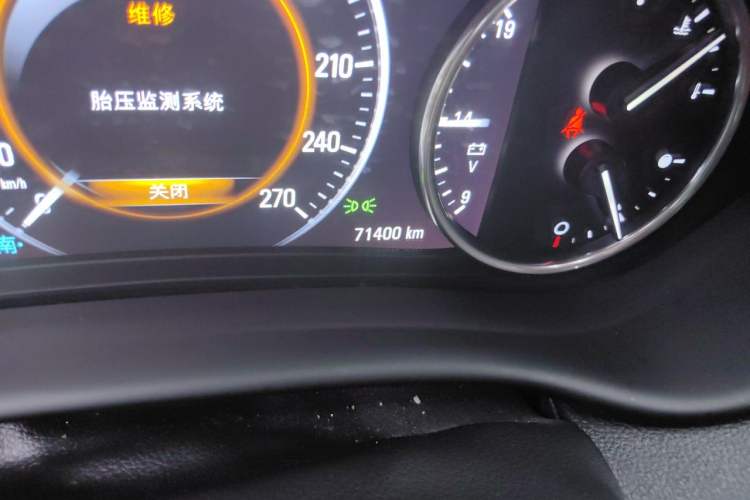 Used Buick Envision 2018 28T Four-Wheel Drive Luxury Model Odometer Close Up