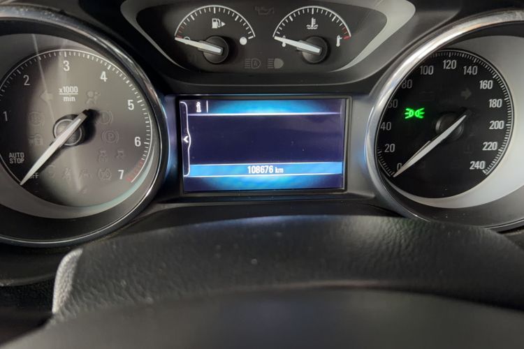 Used Buick Envision 2018 20T Two-Wheel-Drive Elite Model Odometer Close Up