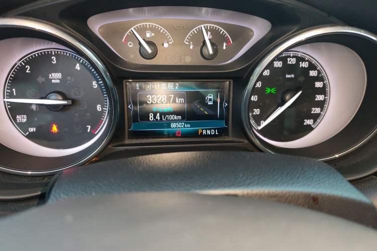 Used Buick Envision 2018 20T Two-Wheel-Drive Elite Model Odometer Close Up