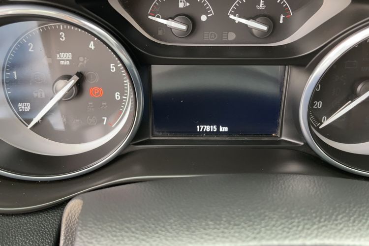 Used Buick Envision 2018 28T Four-Wheel Drive Elite Version Odometer Close Up
