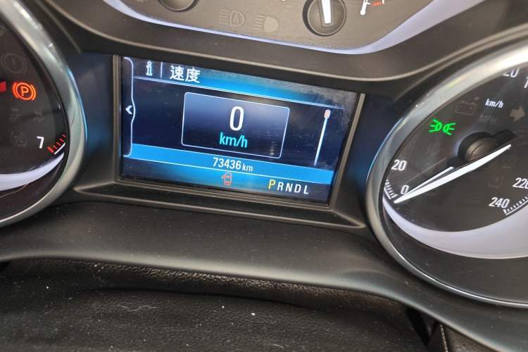 Used Buick Envision 2018 20T Two-Wheel-Drive Elite Model Odometer Close Up