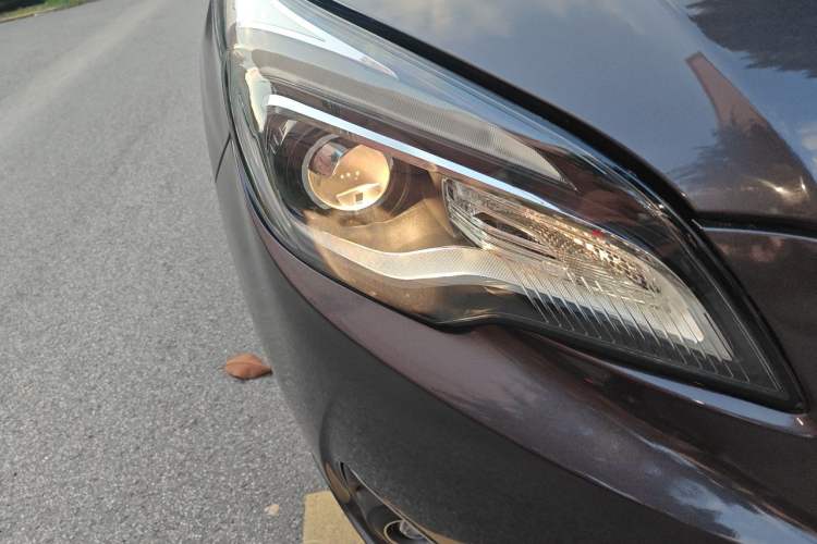 Used Buick Envision 2018 20T Two-Wheel-Drive Elite Model Right Front Headlight