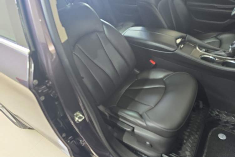 Used Buick Envision 2018 20T Two-Wheel-Drive Elite Model Right Front Seat