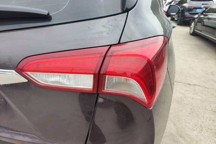 Used Buick Envision 2018 20T Two-Wheel Drive Luxury Model Right Rear Taillight