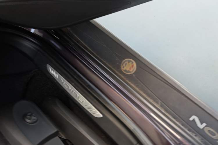 Used Buick Envision 2018 20T Two-Wheel-Drive Elite Model Right Side Sill