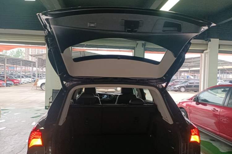 Used Buick Envision 2018 20T Two-Wheel-Drive Elite Model Trunk