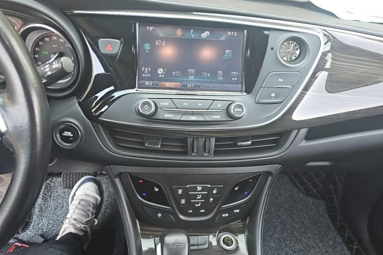 Used Buick Envision 2018 20T Two-Wheel-Drive Elite Model Audio And AC Panel