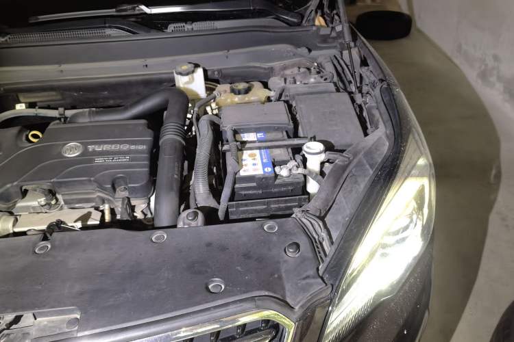 Used Buick Envision 2018 20T Two-Wheel Drive Luxury Model Engine Bay Left