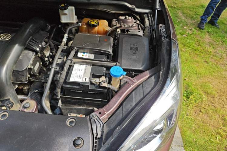 Used Buick Envision 2018 28T Four-Wheel Drive Luxury Model Engine Bay Left