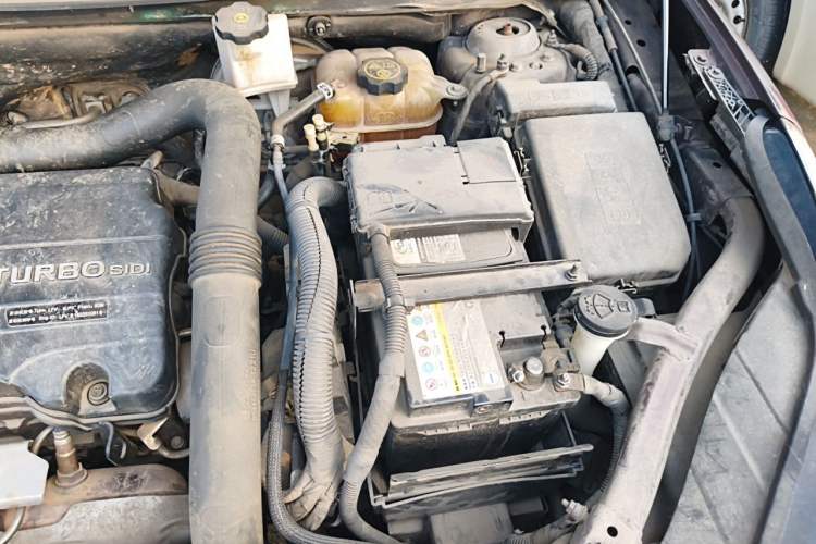 Used Buick Envision 2018 20T Two-Wheel Drive Luxury Model Engine Bay Left