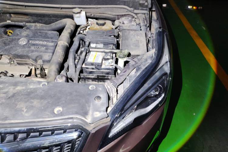 Used Buick Envision 2018 20T Two-Wheel-Drive Elite Model Engine Bay Left