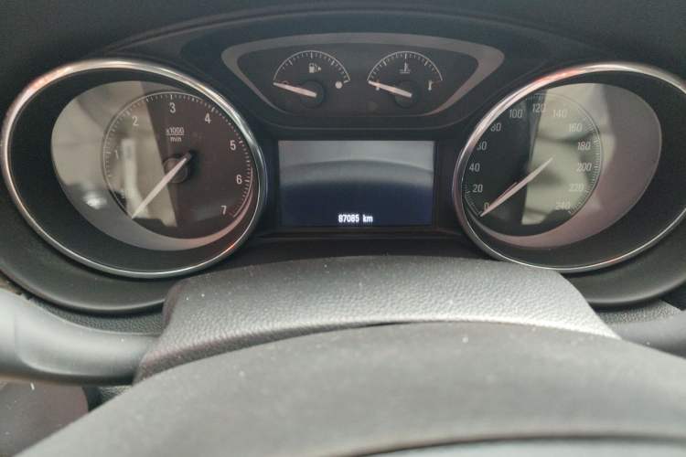 Used Buick Envision 2018 20T Two-Wheel-Drive Elite Model Odometer Close Up