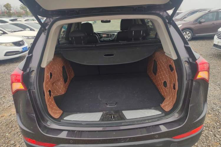 Used Buick Envision 2018 20T Two-Wheel-Drive Elite Model Trunk