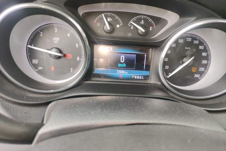 Used Buick Envision 2018 20T Two-Wheel-Drive Elite Model Odometer Close Up