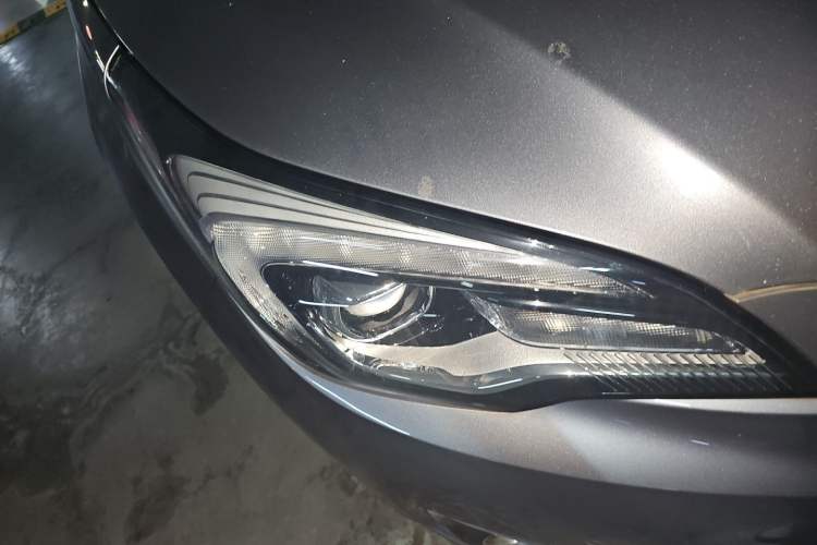 Used Buick Envision 2018 28T Four-Wheel Drive Luxury Model Right Front Headlight
