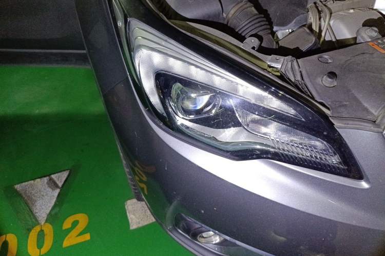 Used Buick Envision 2018 28T Four-Wheel Drive Elite Version Right Front Headlight