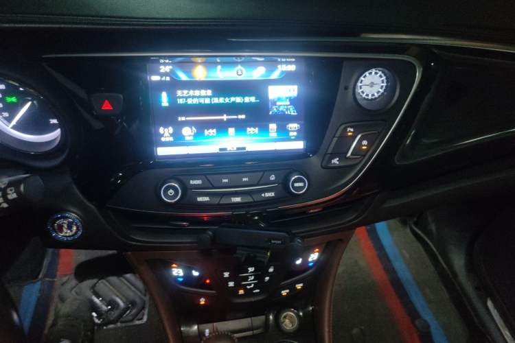 Used Buick Envision 2018 20T Two-Wheel Drive Luxury Model Audio And AC Panel