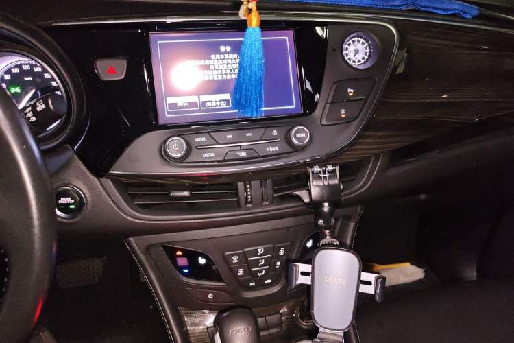 Used Buick Envision 2018 20T Two-Wheel-Drive Elite Model Audio And AC Panel