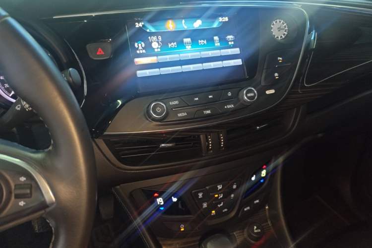 Used Buick Envision 2018 20T Two-Wheel-Drive Elite Model Audio And AC Panel