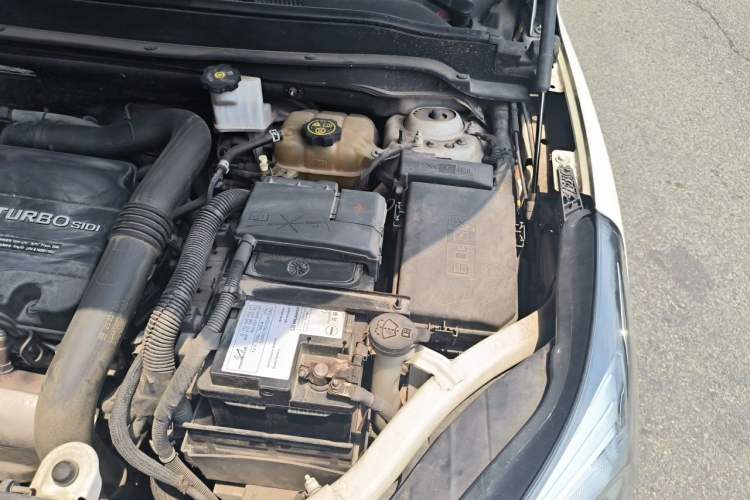 Used Buick Envision 2018 20T Two-Wheel Drive Luxury Model Engine Bay Left