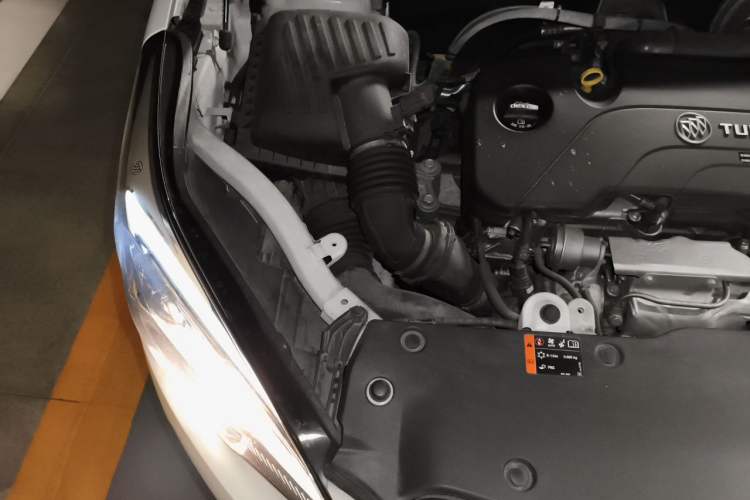Used Buick Envision 2018 20T Two-Wheel-Drive Elite Model Engine Bay Right