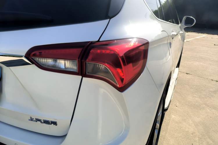 Used Buick Envision 2018 20T Two-Wheel Drive Luxury Model Exterior 3