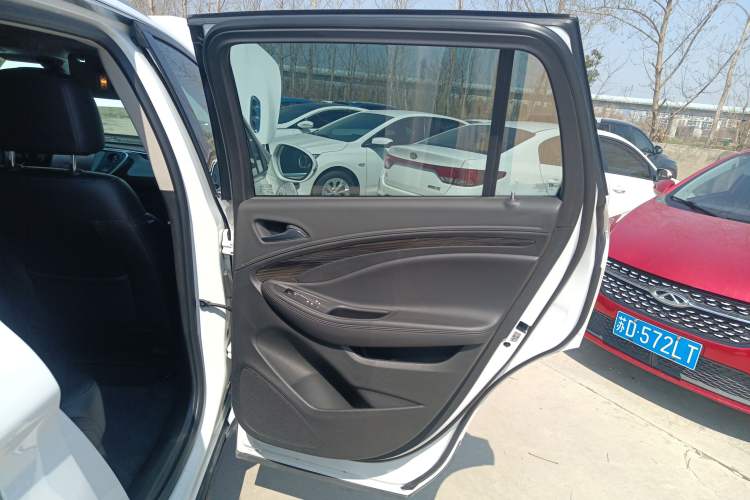 Used Buick Envision 2018 20T Two-Wheel-Drive Elite Model Interior 3