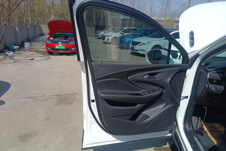 Used Buick Envision 2018 20T Two-Wheel-Drive Elite Model Left Front Door Interior