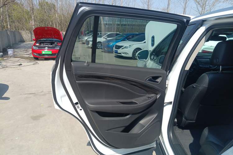 Used Buick Envision 2018 20T Two-Wheel-Drive Elite Model Left Rear Door Interior